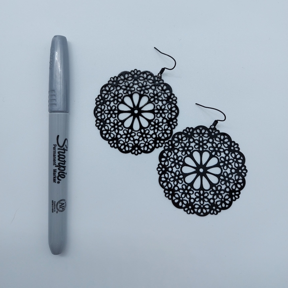 ⭐2 for $10⭐ Round floral earrings - Picture 2 of 3